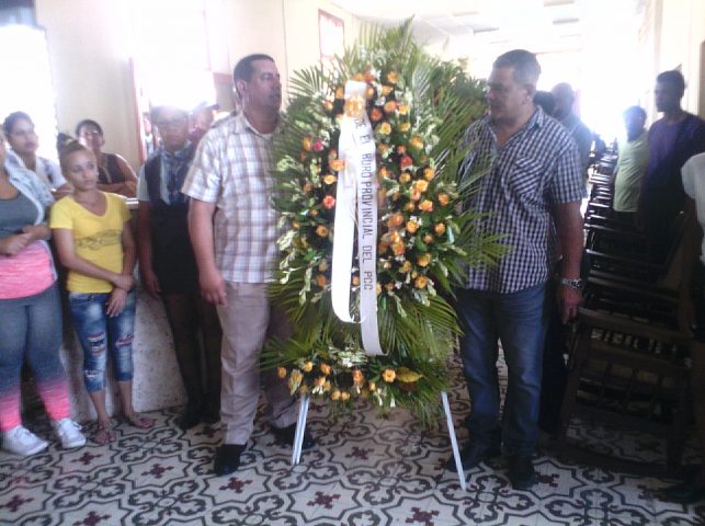 Máximas autoridades del municipio presentes en el funeral // Foto Denia Fleitas