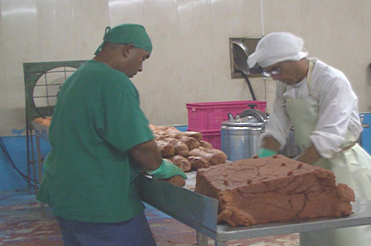 Se prepara masa para hamburguesa // Foto Eliexer Peláez
