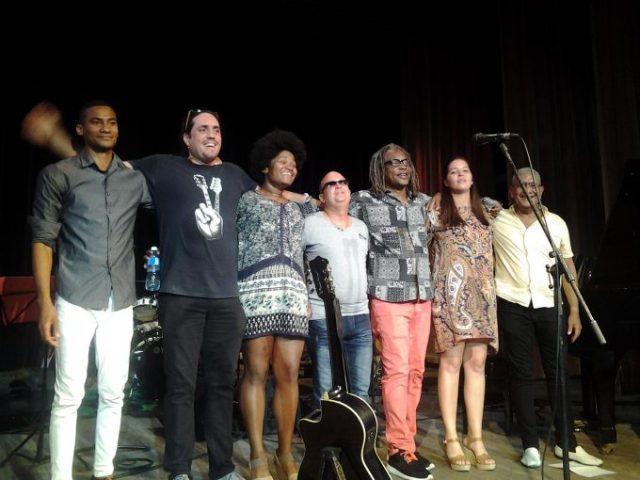 Sábanas Blancas de Gerardo Alfonso engalanan a Teatro Manzanillo // Foto Roberto Mesa