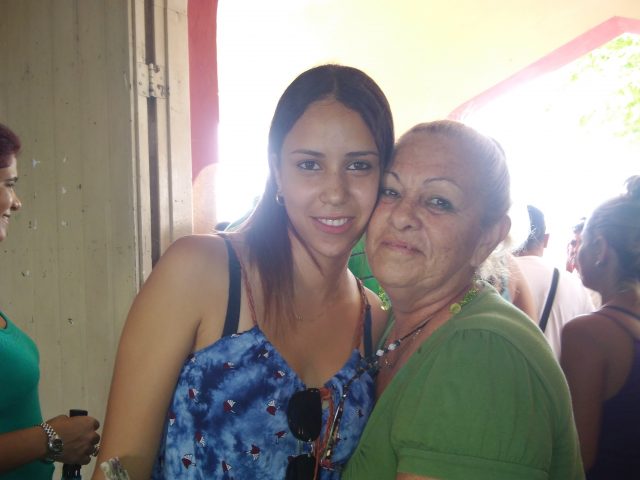 Dianelis Guerrero Blanco con su profe Rosa // Foto Denia Fleitas