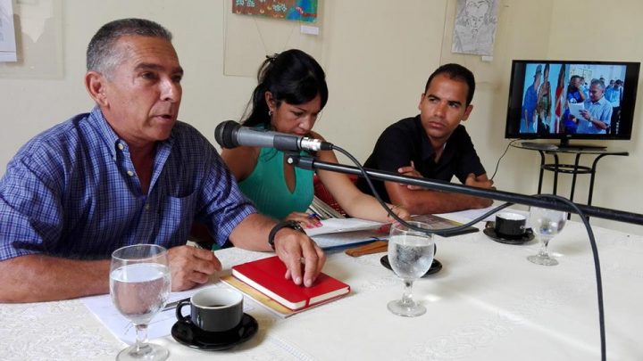 Ángel Larramendi Mesías, poeta y director del centro Promotor de la Cultura Literaria Manuel Navarro Luna, Marlen Moreno especialista del centro Navarro Luna explicaron los objetivos y el programa propuesto// Foto Eliexer Peláez