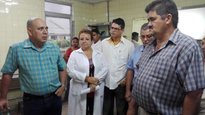 El Doctor Morales Ojeda se interesó además por las condiciones del cuerpo de guardia del hospital // Foto Eliexer Peláez