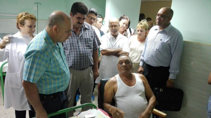 En su recorrido por las salas del hospital compartió con el personal de salud de la institución, pacientes y acompañantes // Foto Eliexer Peláez