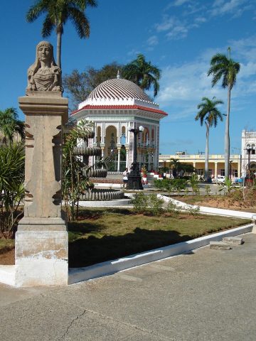 Efigies situadas en los cuatro ángulos de la plaza y cuyas miradas están dirigidas hacia cada uno de los cuatro puntos cardinales // Foto Marlene Herrera