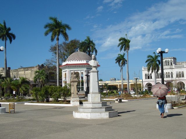 Bustos de Martí, Maceo, Merchán y Masó permanecen sobre pedestales en los cuatro ángulos del parque // Foto Marlene Herrera
