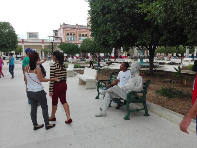 La escultura de Carlos Puebla entre los atractivos del parque // Foto Marlene Herrera