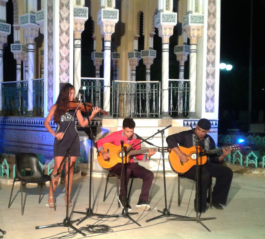 Varias generaciones, unidas, interpretan el Himno Nacional a los pies de la Glorieta morisca