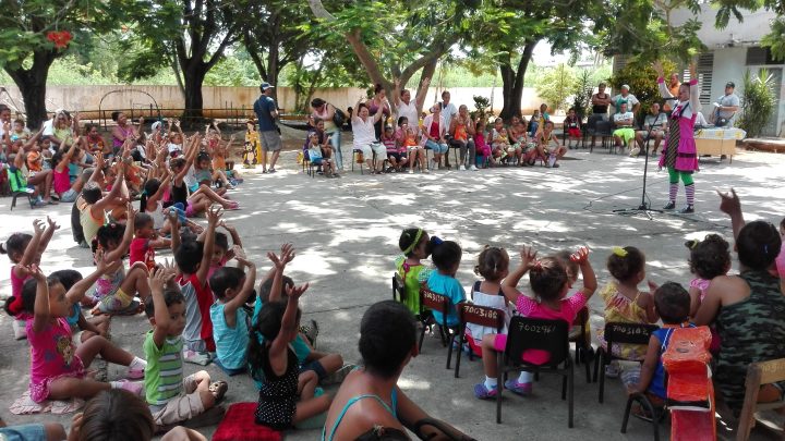 Chupetina fue la primera en presentarse ante los pequeños del círculo infantil del Reparto Taíno // Foto Marlene Herrera