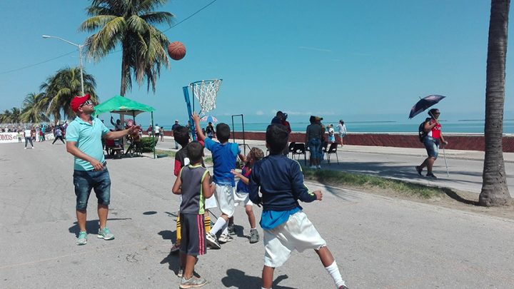 Variados juegos deportivos en el malecón manzanillero // Foto Marlene Herrera