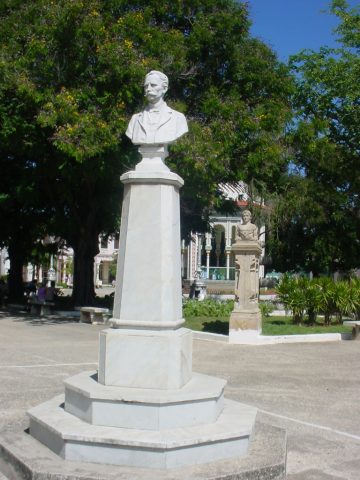 Los transeúntes nativos y foráneos caminan por él bajo la mirada del Apóstol, José Martí Pérez // Foto Marlene Herrera