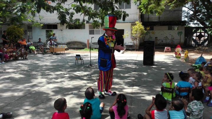 El payaso Pon, actuando para los niños de la comunidad El Taíno // Foto Marlene Herrera
