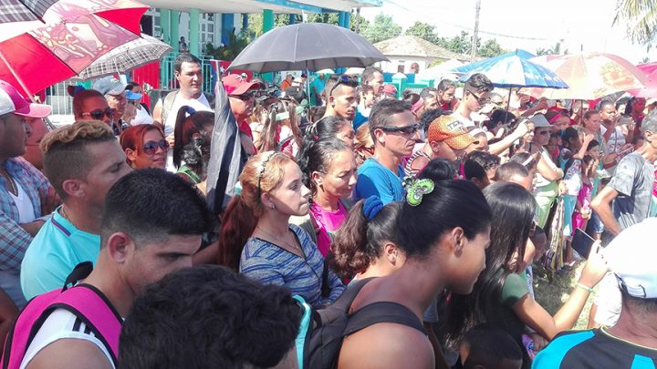 El público atento al número del león y su domador // Foto Marlene Herrera