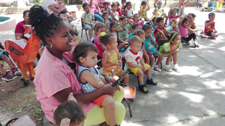 Felices niños y "seños" con la actuación de algunos de los payasos presentes en el Payasigolfeando 2018 // Foto Marlene Herrera