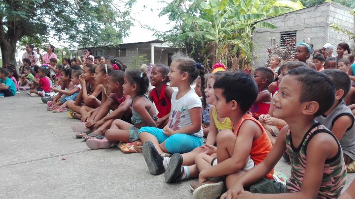 Se divierten los niños con los payasos del Payasigolfeando // Foto Marlene Herrera