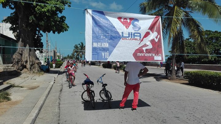 Una Vía Saludable del INDER llenó buena parte del malecón manzanillero // Foto Marlene Herrera 