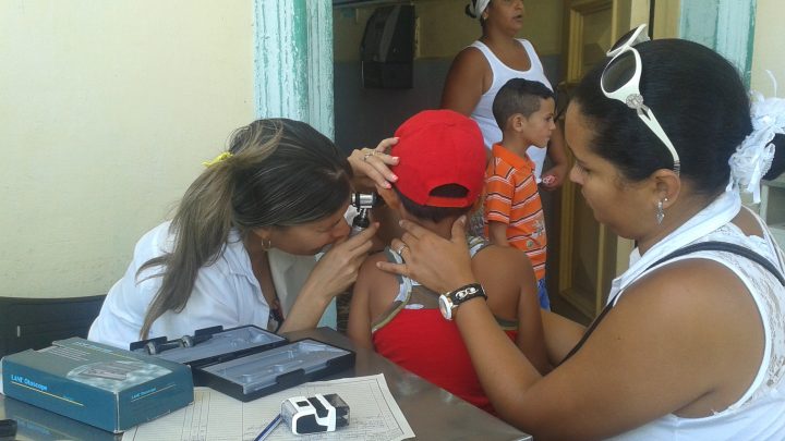 La atención de la salud es prioridad para los niños cubanos // Foto Denia Fleitas