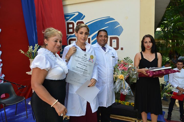 Se reconoció a la doctora Aymeé Gamboa González como la grduada más integral // Foto Marlene Herrera