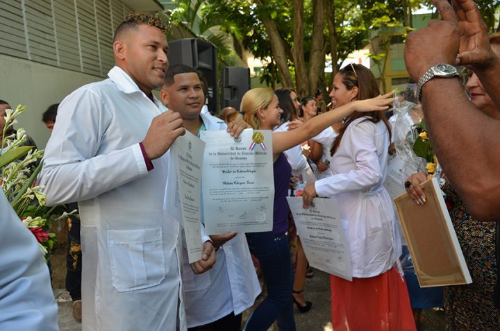 Graduación dedicada al Comandante en Jefe Fidel Castro Ruz, al Guerrillero Heroico Ernesto Che Guevara, al Día de la Rebeldía Nacional y los 150 años del alzamiento independentista en La Demajagua // Foto Marlene Herrera