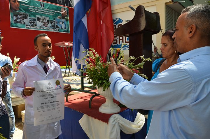 Familiares acompañaron a los graduados en la ceremonia // Foto Marlene Herrera