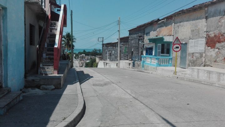 La reparación del fondo habitacional en estado desfavorable entre los aspectos analizados por el presidente cubano en su visita a Manzanillo // Foto Marlene Herrera