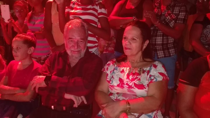 Wilfredo Naranjo Verdecia, Pachi, director musical y fundador de la Original de Manzanillo, acompañado por su familia // Foto Marlene Herrera