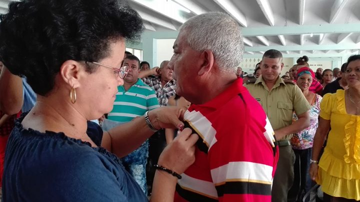 Mario recibió la Orden Frank País García de segundo grado, que otorga el Consejo de Estado de la República de Cuba a quienes en su desempeño docente e investigativo contribuyen al desarrollo del sistema educacional cubano // Foto Marlene Herrera