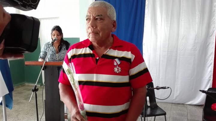 En la cita se condecoró a Mario Antonio Mendoza Montero con la Orden Frank País García de segundo grado // Foto Marlene Herrera