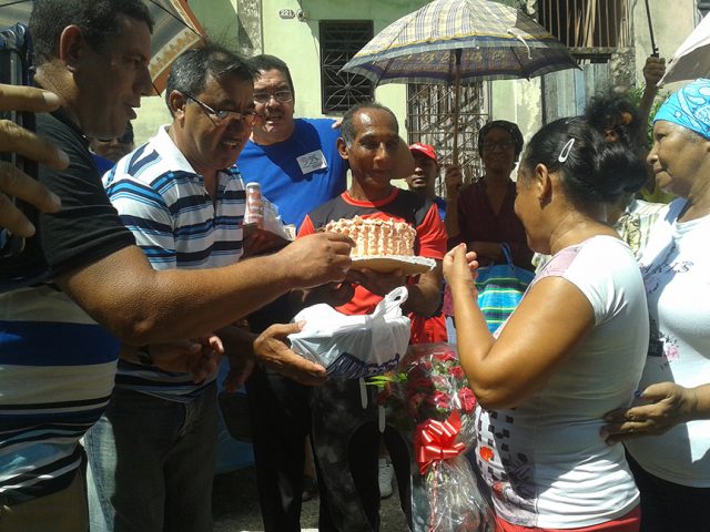Los padres de Marcia Teresa reciben el agasajo de autoridades manzanilleras // Foto Denia Fleitas