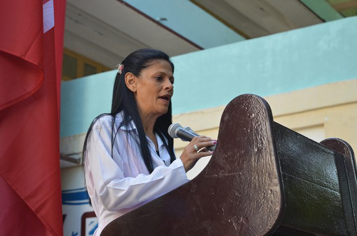 La doctora Iliana Sofía Roig Castro, Decana de esa institución universitaria, felicitó a los nuevos titulados // Foto Marlene Herrera