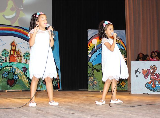 Lupe y Lola, durante su participación en el Concurso de la canción infantil Rayitos de Sol // Foto Marlene Herrera (Archivo)