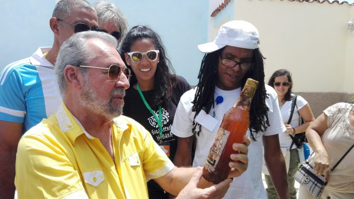 Raúl Torres, presidente del Comité Organizador entregó a Pachi la botella de Aliñao para proceder al tradicional brindis por la salud y vitalidad de la música, la trova y la canción cubanas. // Foto Lilian Salvat