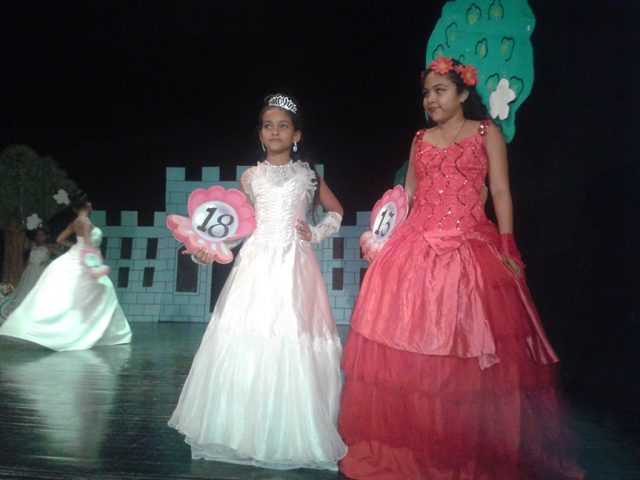 Seleccionan perlas y corales del carnaval infantil Manzanillo 2018 // Foto Denia Fleitas