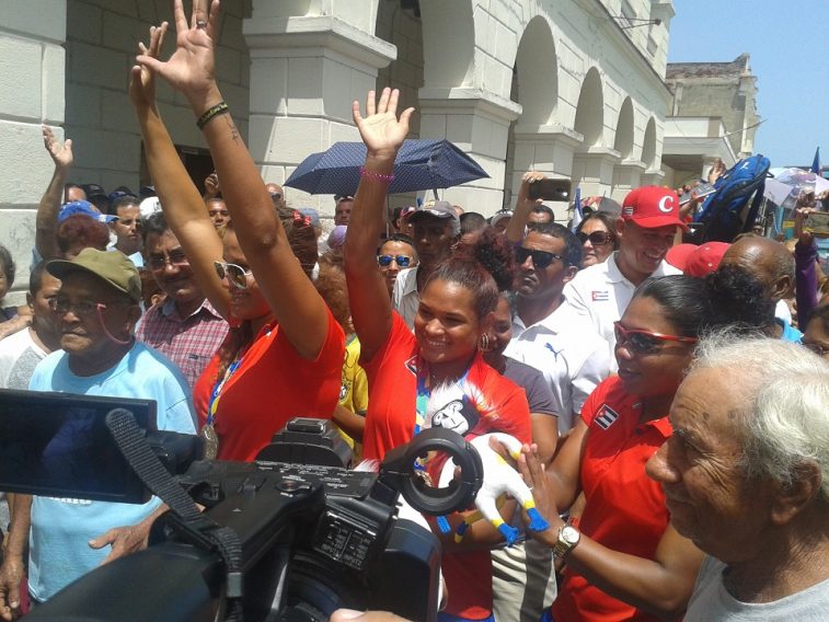 Los deportistas fueron recibidos por todo Manzanillo