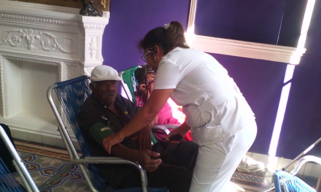 Los abuelos reciben atención médica // Foto Lilian Salvat