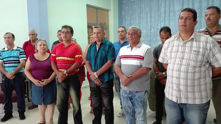 Miembros del comité municipal del Partido y el Gobierno, junto a trabajadores de la radio manzanillera homenajearon a Ernesto Martínez // Foto Marlene Herrera