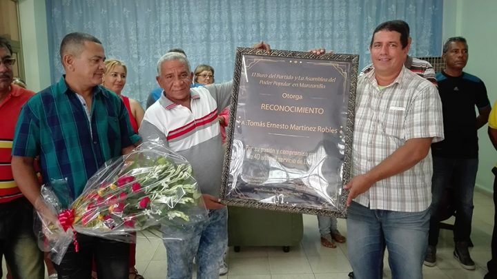 El reconocimiento por su pasión y compromiso por más de 40 años al servicio de la radio, cuya cúspide es este lauro que le concedió el Instituto Cubano de Radio y Televisión (ICRT), llegó a Ernesto Martínez de manos de Calixto Santiesteban Ávila, primer secretario del PCC aquí, y Enrique Remón Domínguez, presidente de gobierno, en representación de los manzanilleros y manzanilleras // Foto Marlene Herrera