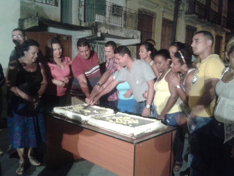 Unidos cantaron felicidades y picaron el cake en honor al Comandante