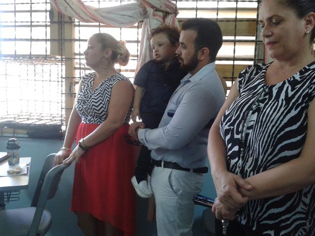 Yenisel junto a su esposo e hijo Cristian, y la doctora Rita // Foto Denia Fleitas