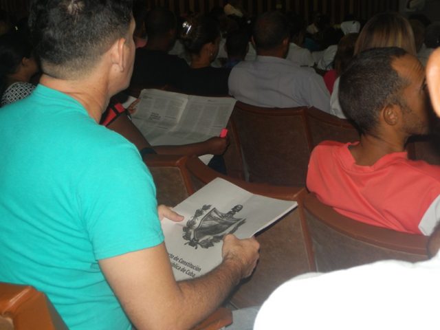 Con la participación de los trabajadores de las aéreas del laboratorio de microbiología, la clínica estomatológica y de servicios generales del hospital Celia Sánchez inició el proceso de discusión del Proyecto de Constitución en Manzanillo // Foto Lilian Salvat