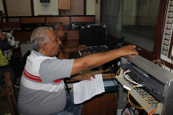 Ernesto Martínez Robles, realizador de Radio Granma en Manzanillo // Foto Marlene Herrera