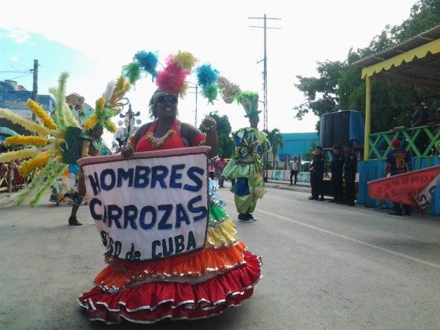 Hombres carrozas // Foto Roberto Mesa