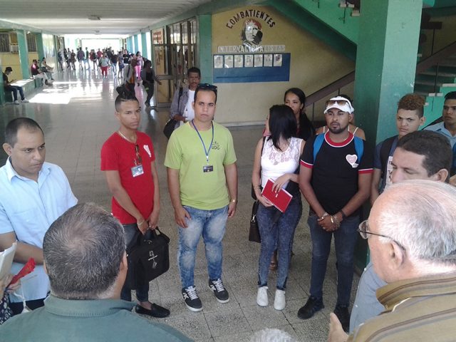 Los dirigentes intercambiaron con estudiantes de la sede pedagógica // Foto Roberto Mesa