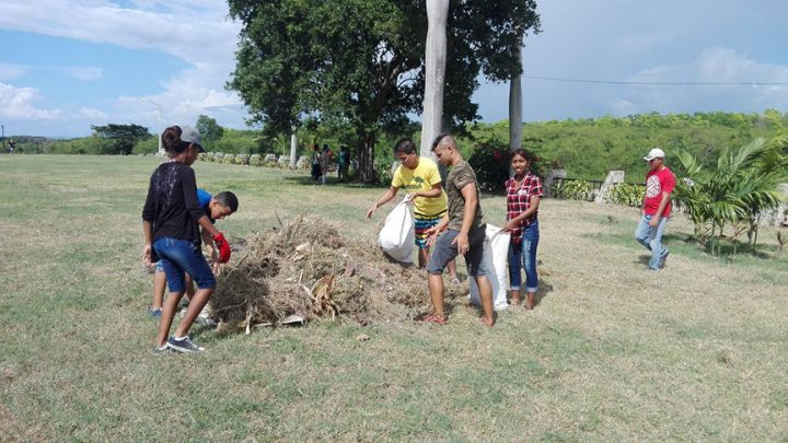 Jóvenes realizan trabajos voluntarios en La Demajagua // Foto Cruz Ferrer