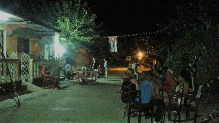Fiesta de barrio en el CDR nueve, de la calle Aguilera entre Santa Teresa y Libertad // Foto Denia Fleitas