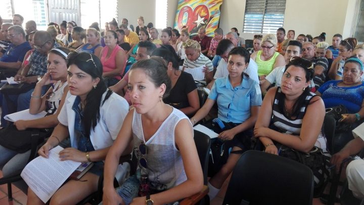 Analizan en pleno municipal de la UJC atención al sector de la educación // Foto Eliexer Peláez