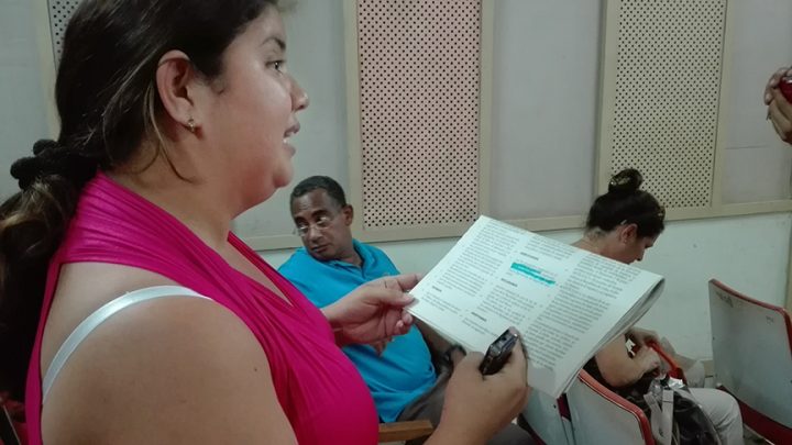 Denia Fleitas Rosales confirmó la importancia de que se reconozca en los párrafos 20 y 21 del preámbulo que los cubanos estamos identificados con los postulados expuestos en el concepto de Revolución // Foto Marlene Herrera