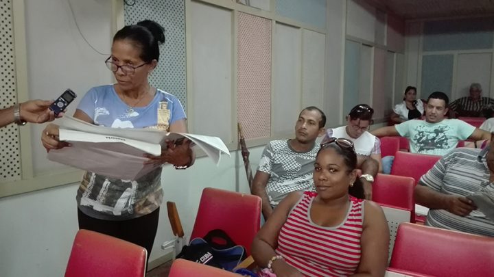 Carmen León Guerra llamó la atención sobre el artículo 68 porque de oficializarse, se sujetan a todo lo establecido en la ley // Foto Marlene Herrera