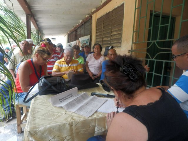 Miembros de la Cooperativa de Créditos y Servicios (CCS) Frank País García durante la consulta popular del Proyecto de Constitución // Foto Lilian Salvat