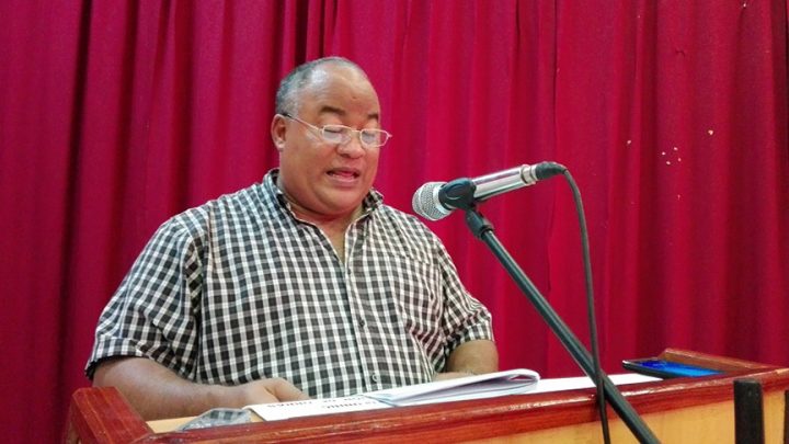 Federico Hernández Hernández, primer secretario del Partido Comunista de Cuba (PCC) en Granma, presentó a los líderes del barrio el programa de actividades para saludar el 10 de octubre // Foto Eliexer Peláez