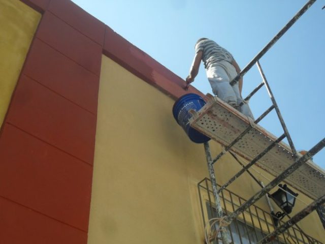 Una brigada de trabajadores del sector no estatal del municipio de Bayamo asume la pintura de las paredes exteriores // Foto Roberto Mesa